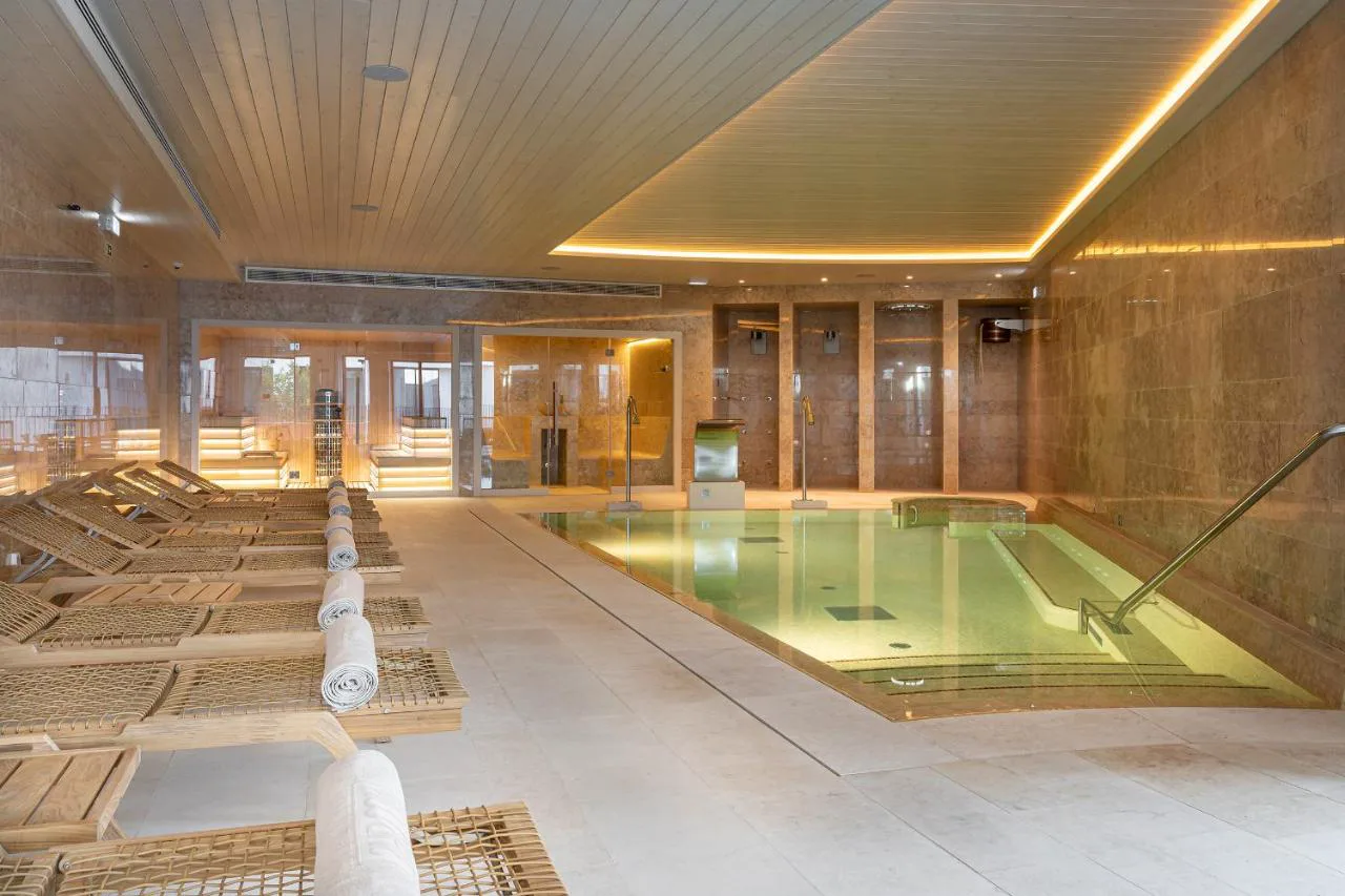 Piscina cubierta del spa de 3HB Faro con tumbonas de madera