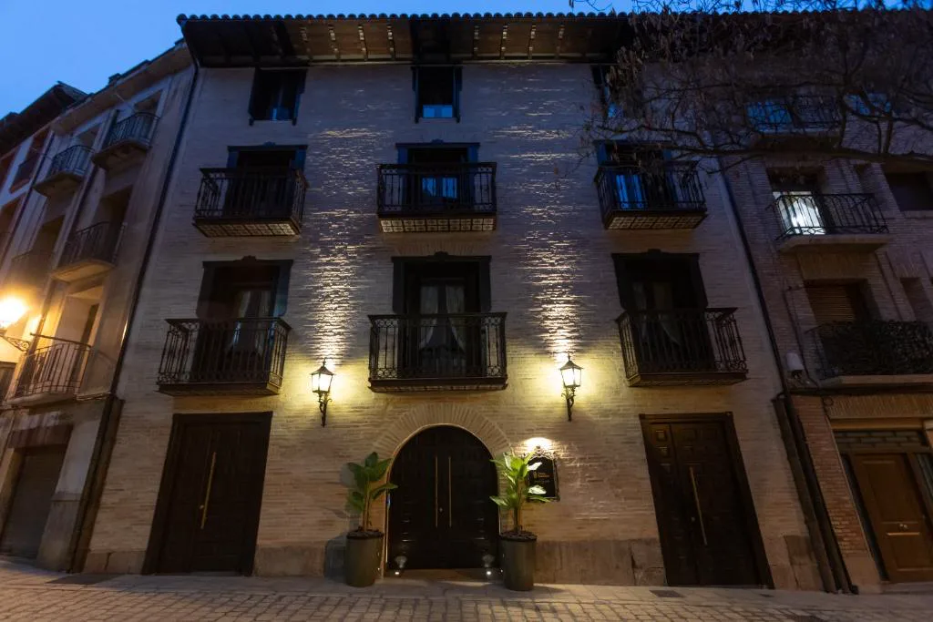 Fachada de piedra de la plaza Mercadal iluminada