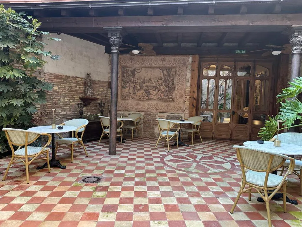 Patio con mesas y suelo de baldosas