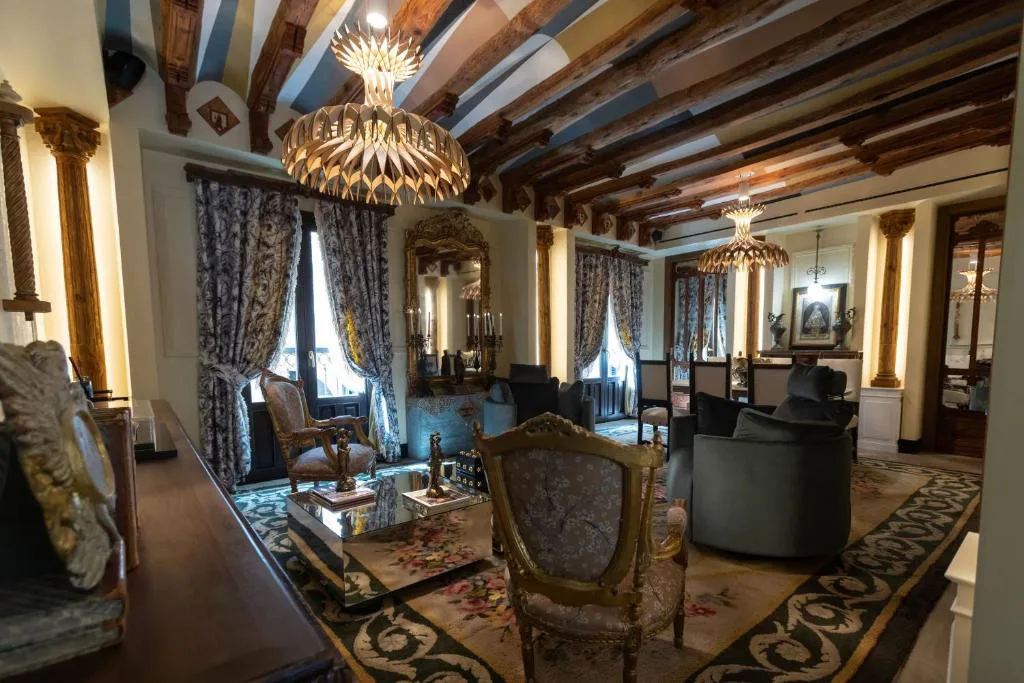 Sala de estar con sofá y cuadros