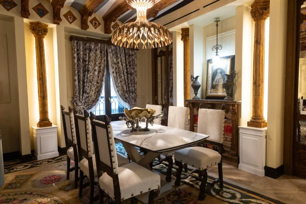Salón con vigas y lámpara de mimbre