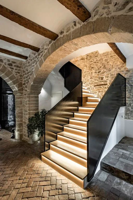 Arco de piedra sobre una escalera de peldaños