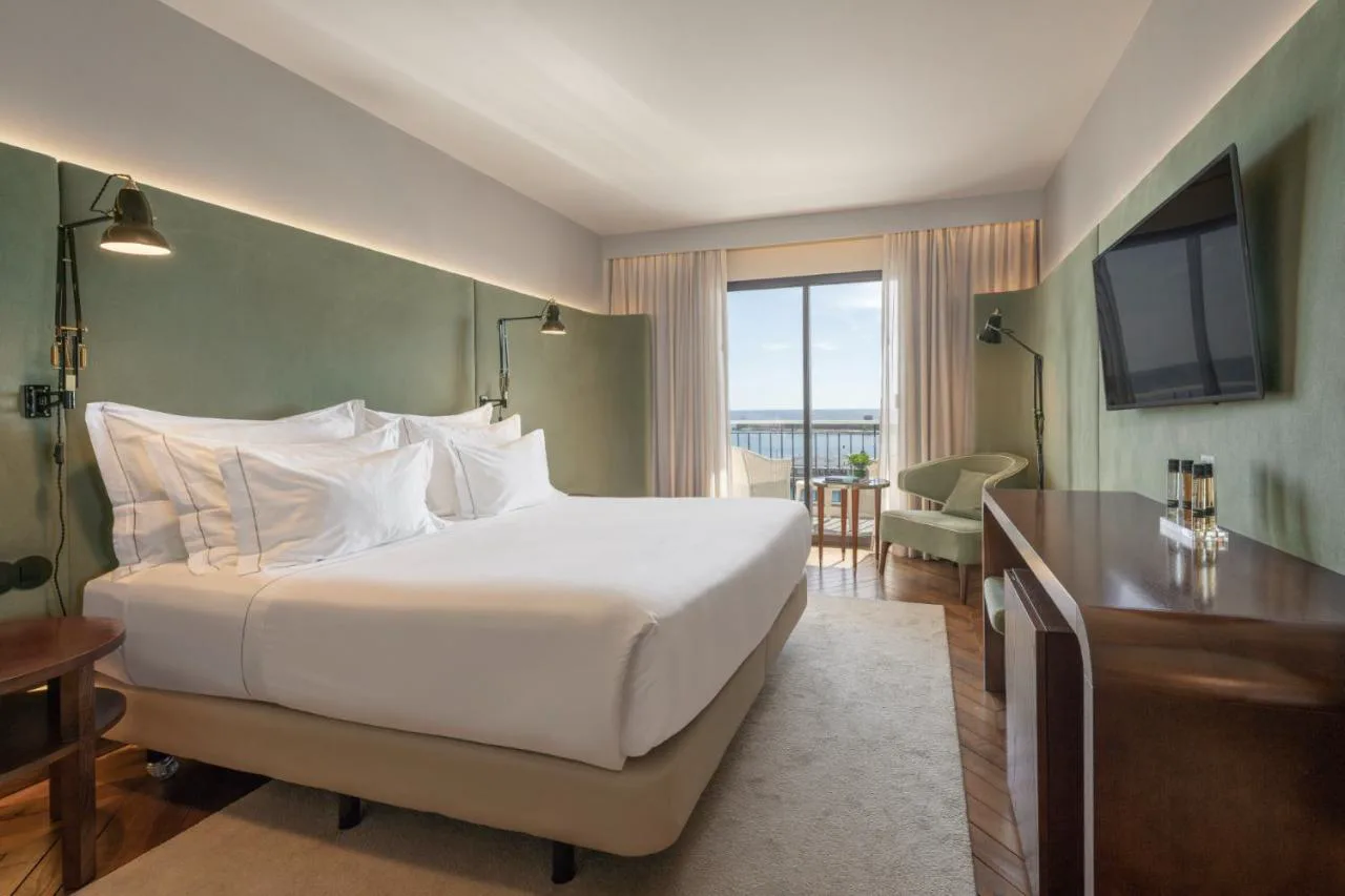 Habitación con balcón y vistas al mar en Grand Hotel Açores Atlântico