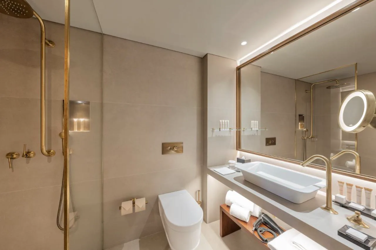 Baño de diseño con grifería dorada en Grand Hotel Açores Atlântico