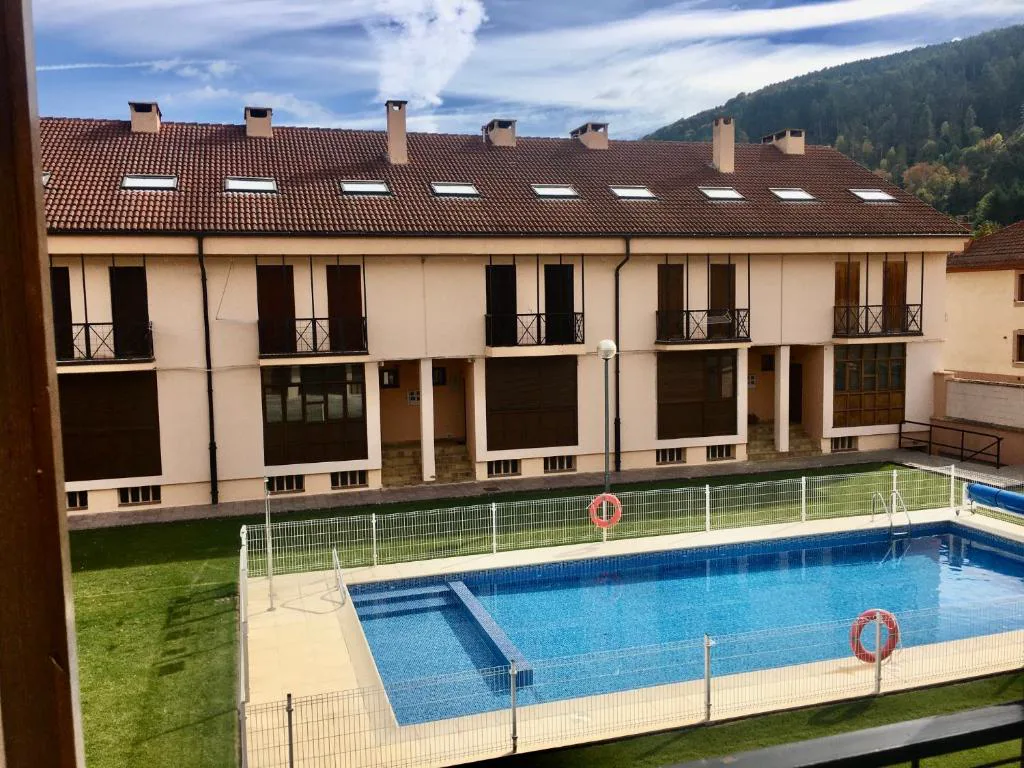 Piscina comunitaria con adosados al fondo