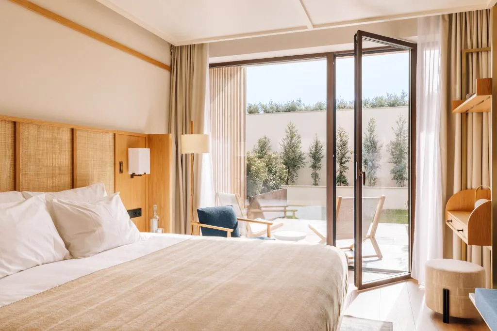 Habitación de Aethos Hotel Ericeira con terraza privada y jardín de olivos