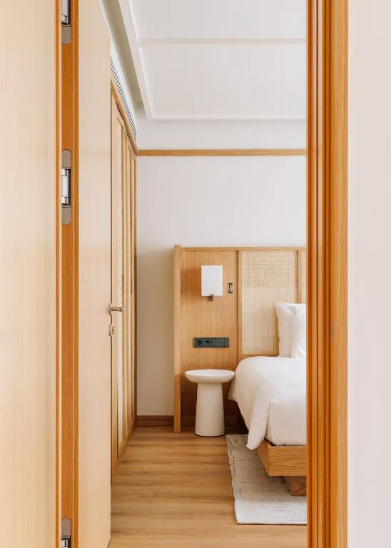 Habitación en madera clara con cabecero de rafia, Aethos Hotel Ericeira