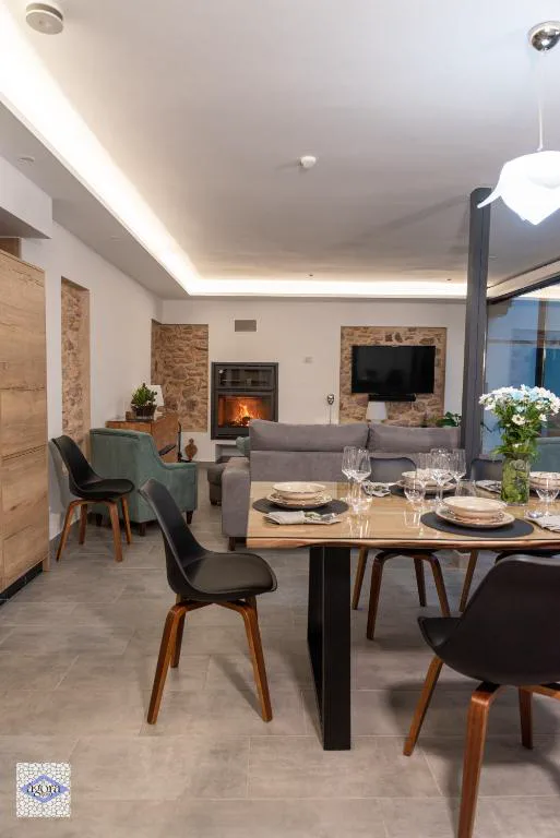 Comedor con mesa y sillas oscuras bajo una luz cálida