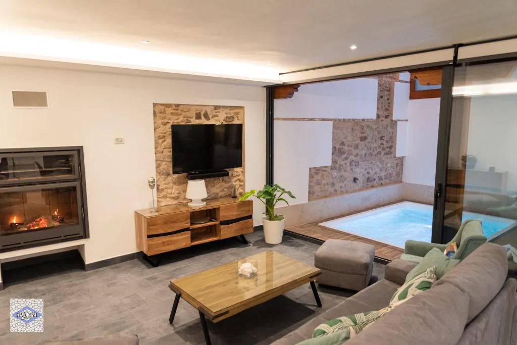 Salón con chimenea moderna y televisión