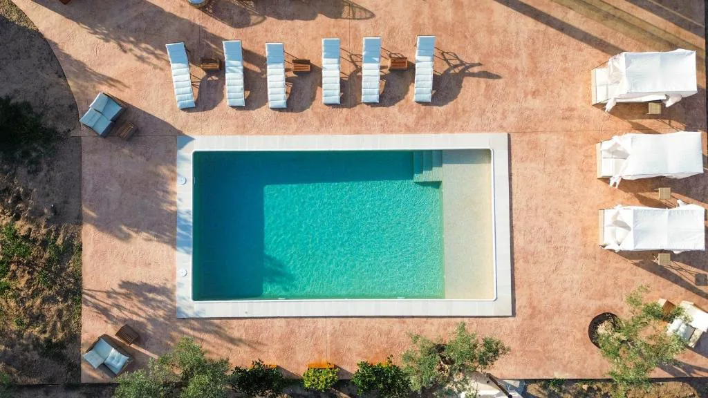Piscina de baldosas vista desde arriba