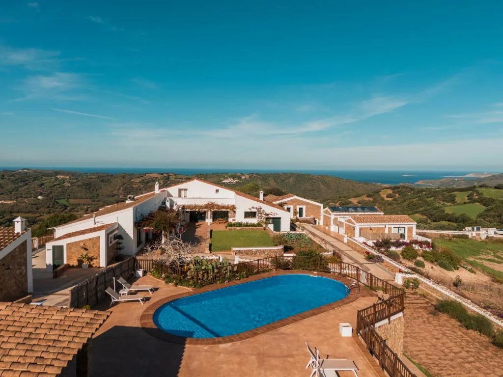 Vista aérea de la finca encalada con piscina y vistas al mar, Agroturismo Son Vives, Ferreries, Menorca