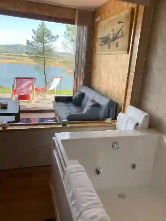 Jacuzzi de hidromasaje junto al ventanal con vistas al embalse, Air Fervenza