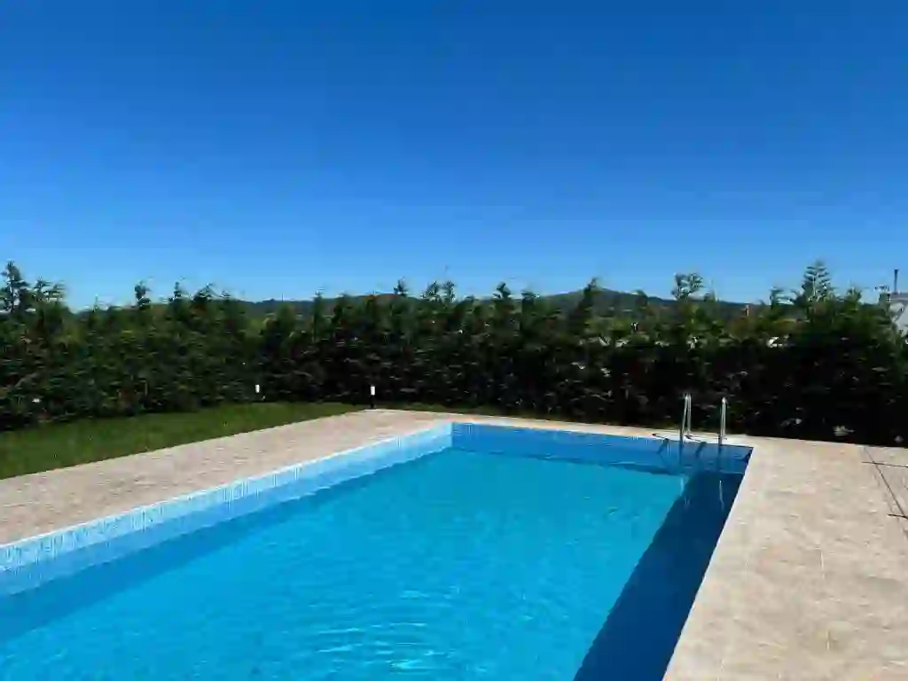 Piscina exterior con vistas a las montañas de Dumbría, Air Fervenza