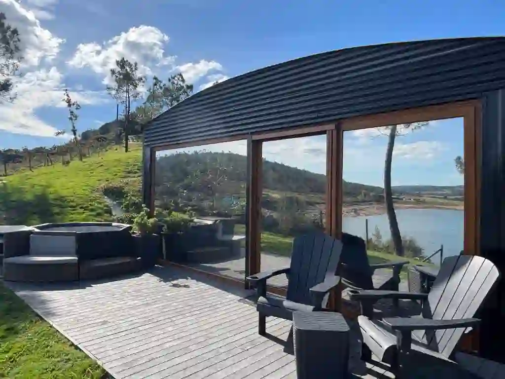 Porche acristalado con jacuzzi exterior y vistas al embalse da Fervenza