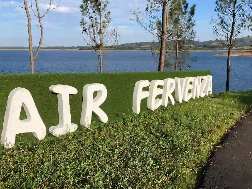 Letrero de Air Fervenza junto al embalse, rodeado de pinos, Dumbría