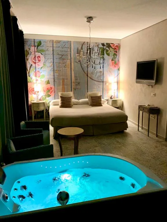 Jacuzzi con agua azul en una sala oscura de un hotel