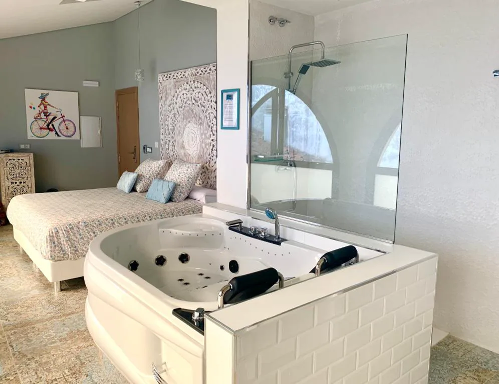 Habitación con bañera de hidromasaje blanca