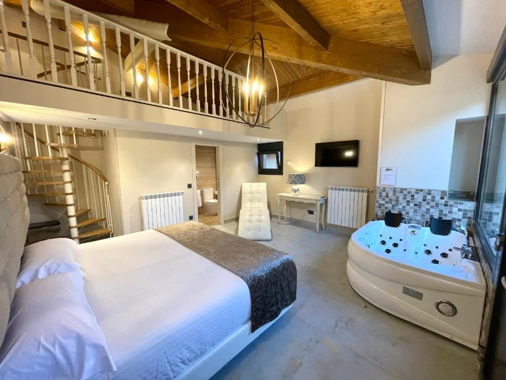 Suite con altillo, cama doble y jacuzzi en forma de corazón
