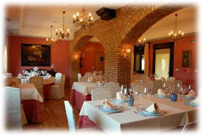 Comedor con arcos y mesas preparadas