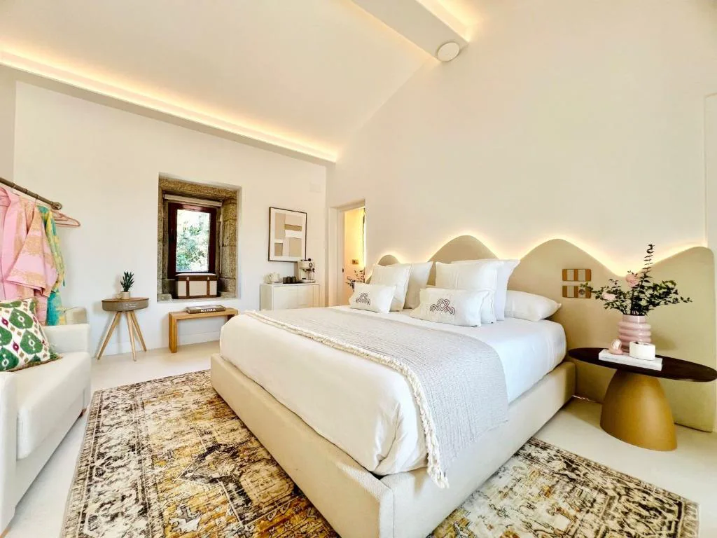 Habitación con techo abuhardillado y alfombra de estilo étnico, Aldea Calma
