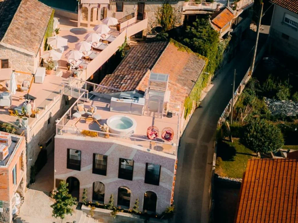 Vista aérea de la terraza en la azotea con jacuzzi circular, Aldea Calma, Sanxenxo