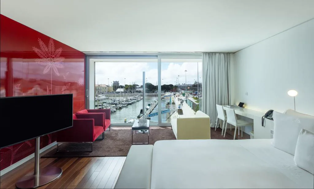Suite en tonos rojos con vistas al Tajo y al paseo marítimo de Belém