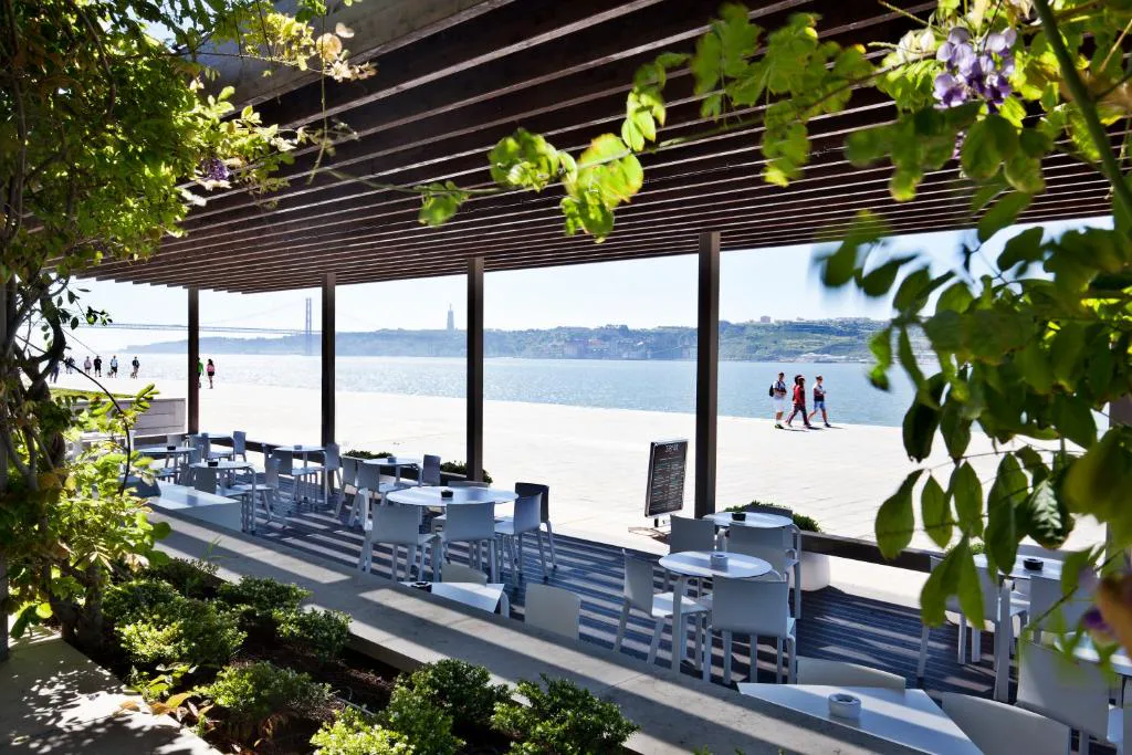 Terraza junto al río Tajo con el puente 25 de Abril al fondo, Altis Belém Hotel & Spa