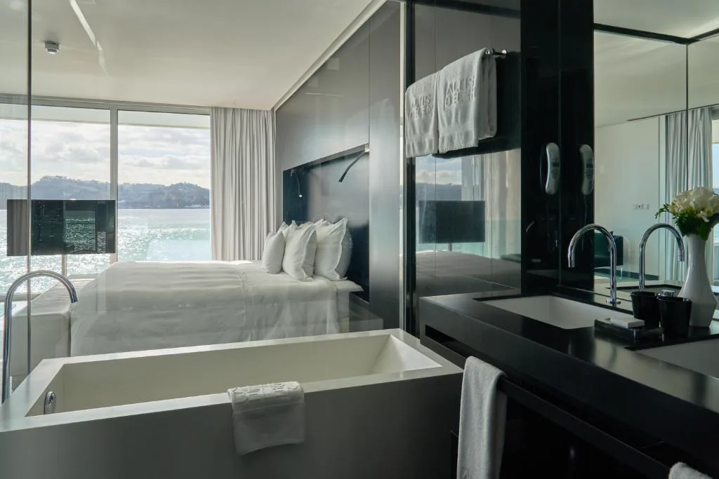 Suite con bañera exenta y vistas al Tajo desde la cama, Altis Belém Hotel & Spa