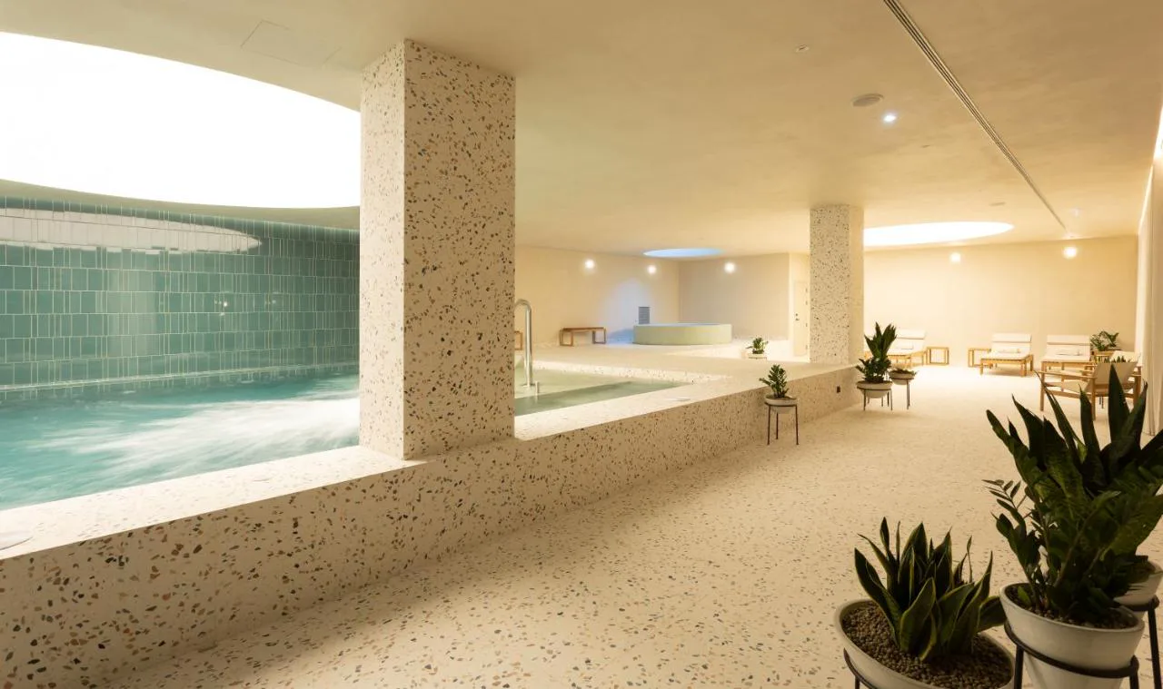 Piscina interior de terrazo del spa de Altis Porto Hotel