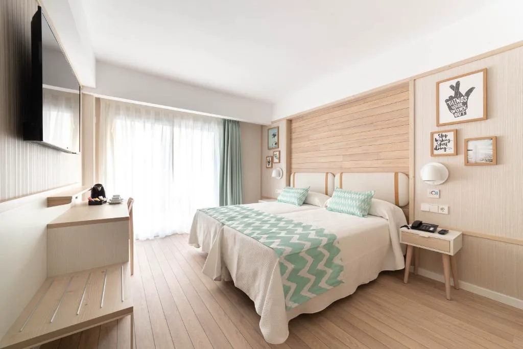 Habitación doble con cabecero de madera clara