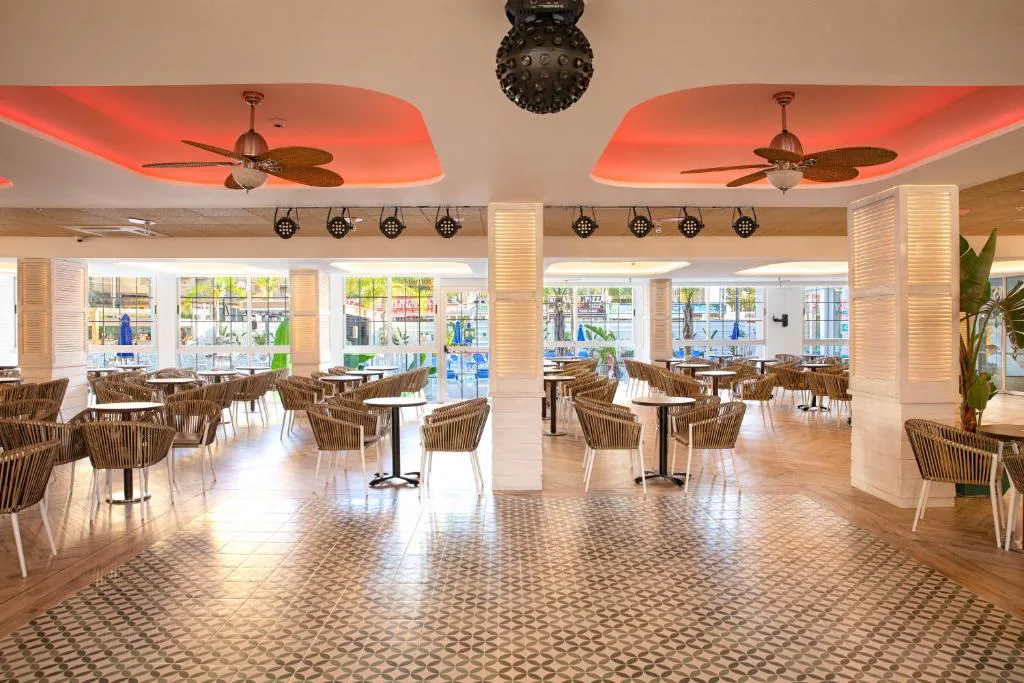 Salón con techo rojo y ventiladores