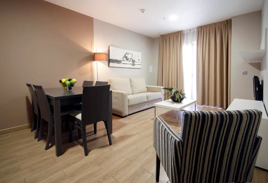 Apartamento con mesa y sofás grises