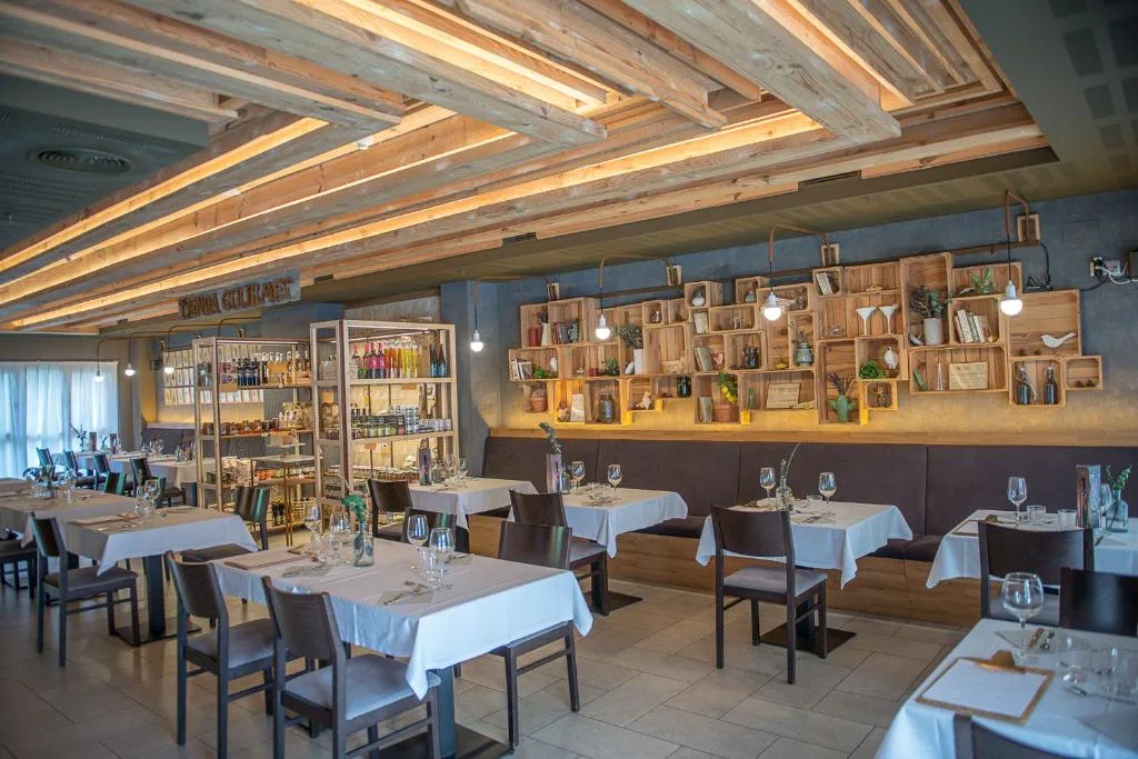 Restaurante con techo de madera y barra iluminada