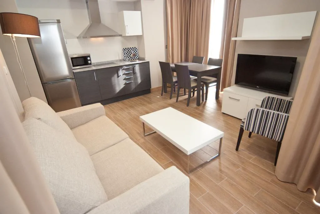 Salón con cocina y televisión