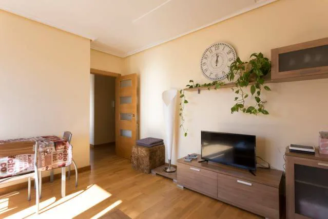 Salón con sofá morado y mesa