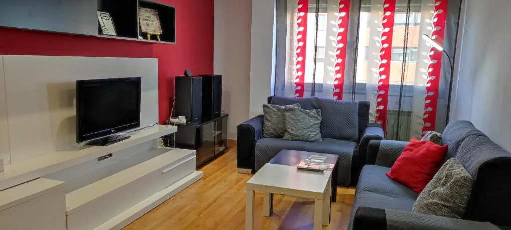 Salón con sofás y mesa de centro