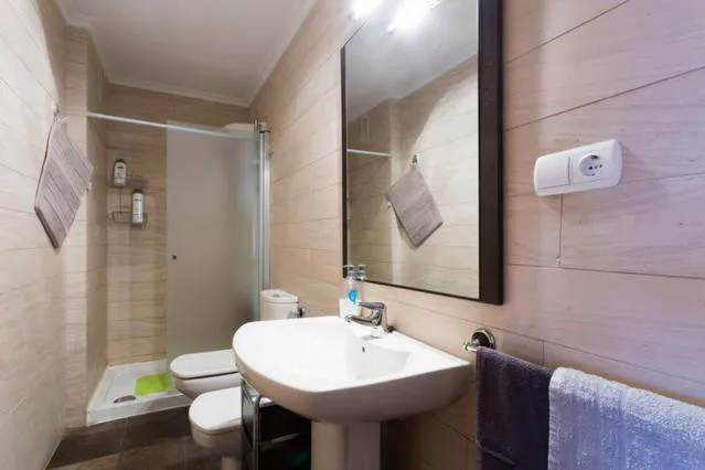 Baño con ducha y mampara circular