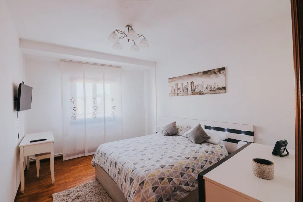 Dormitorio con cama doble y mural en blanco y negro