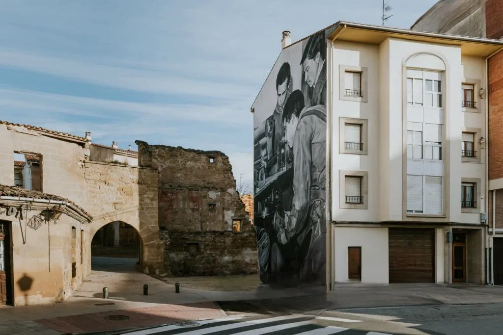 Fachada de edificio histórico con mural artístico