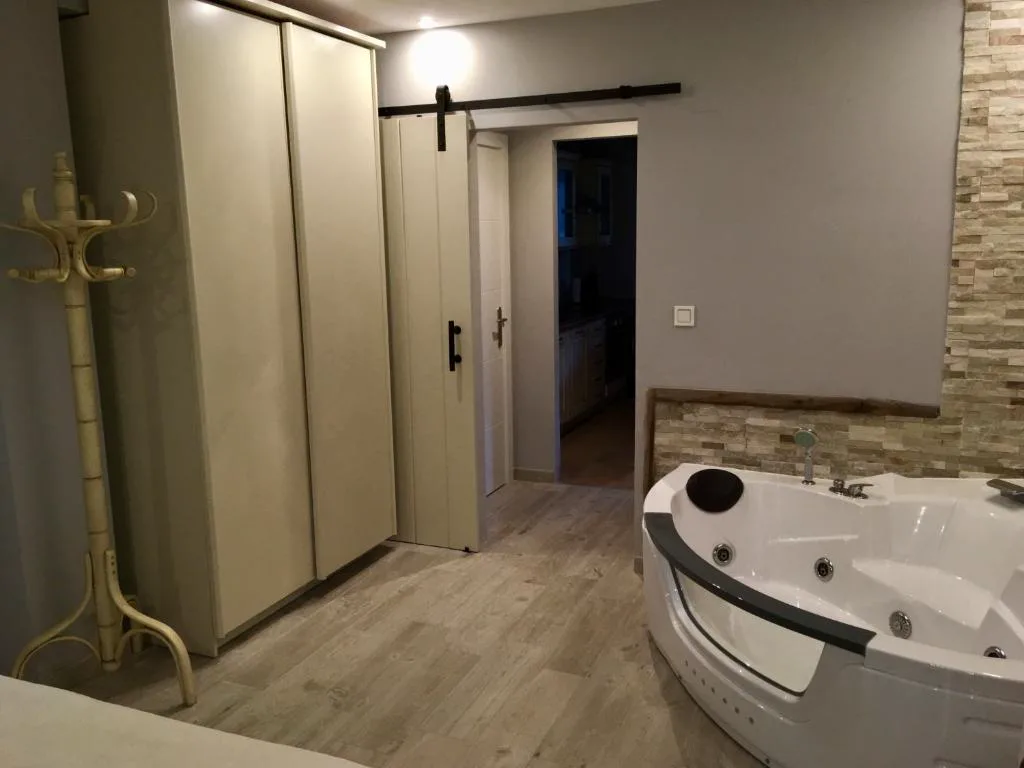 Baño con bañera de hidromasaje esquinera