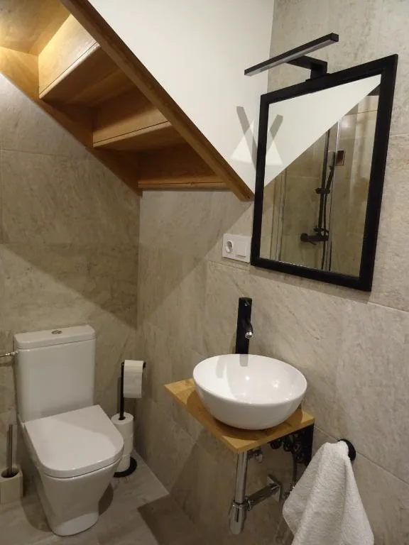 Baño con jacuzzi y estante de madera