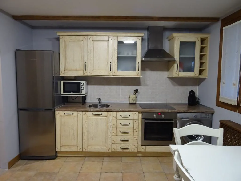 Cocina moderna con encimera y armarios de madera