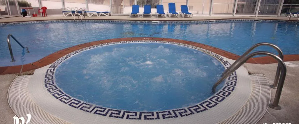 Jacuzzi circular exterior junto a la piscina, Apartamentos Las Sirenas