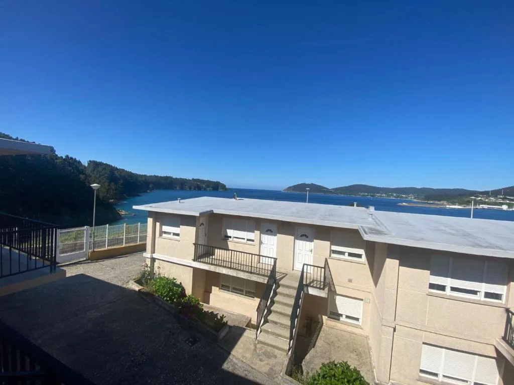 Edificio de apartamentos con vistas a la ría desde la terraza, Apartamentos Las Sirenas