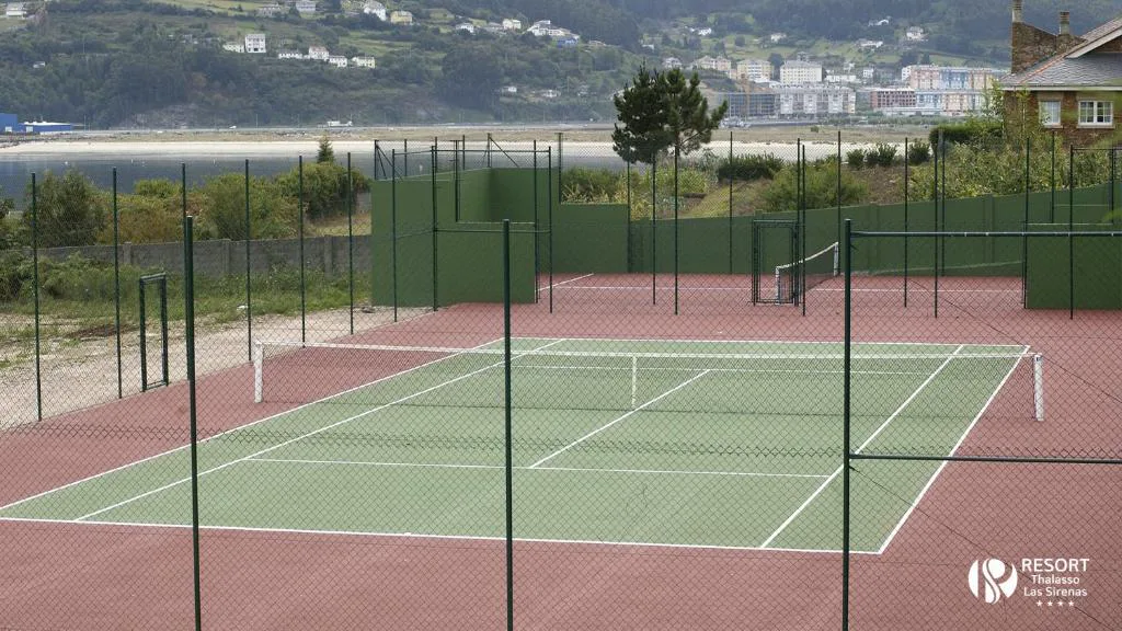 Pista de tenis con vistas a la ría y al monte, Apartamentos Las Sirenas