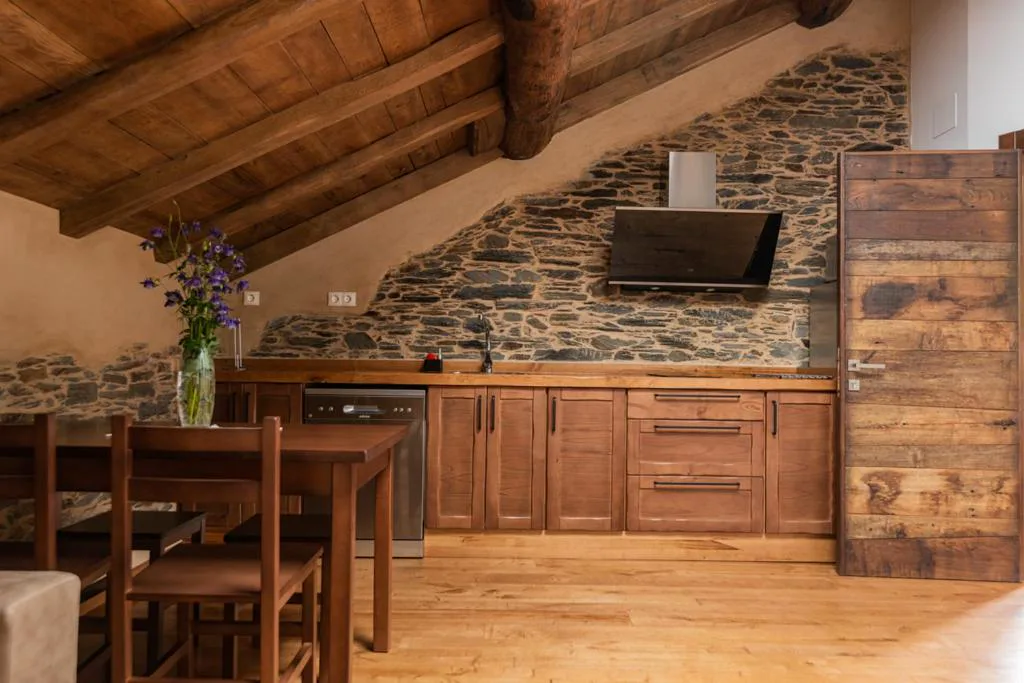 Cocina rústica con mesa de madera y vigas