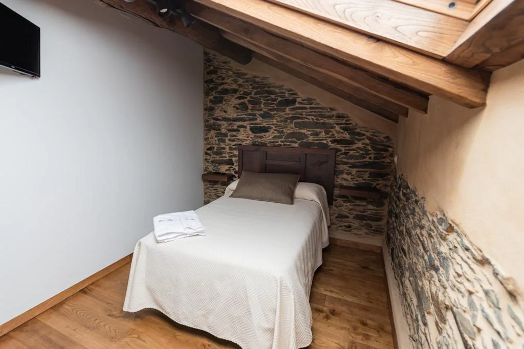 Habitación de piedra con techo abuhardillado