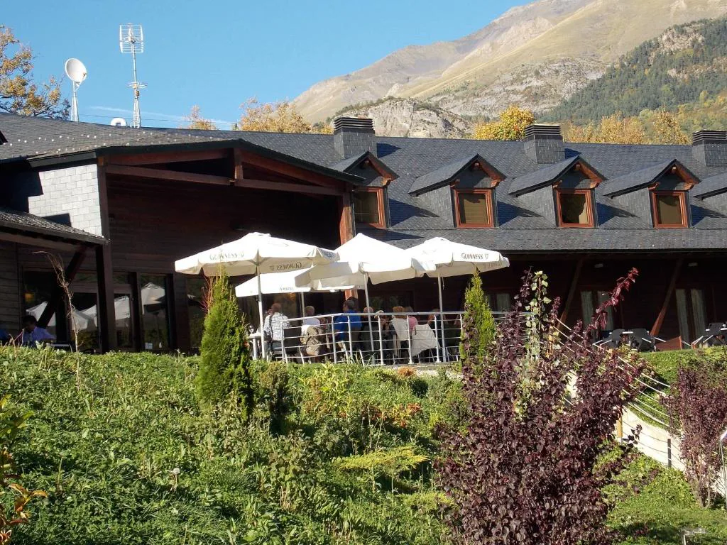 Terraza con sombrillas y montañas nevadas
