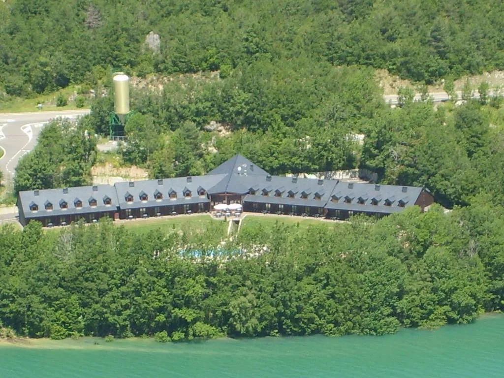 Vista aérea del aparthotel junto al embalse