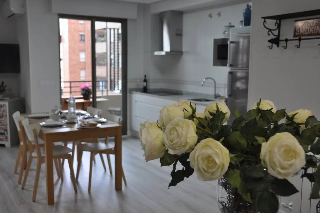Cocina comedor con flores blancas